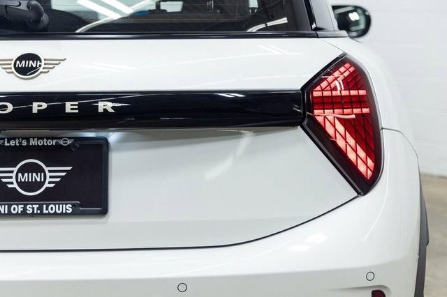 Certified 2025 MINI Cooper 2-Door Hardtop image 11