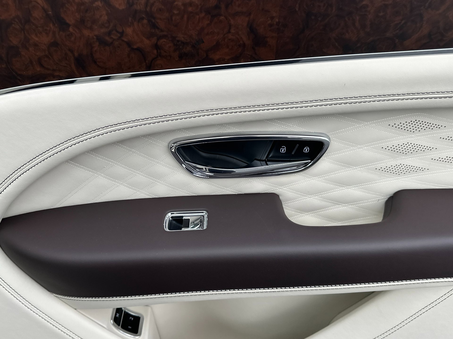Used 2025 Bentley Bentayga image 18