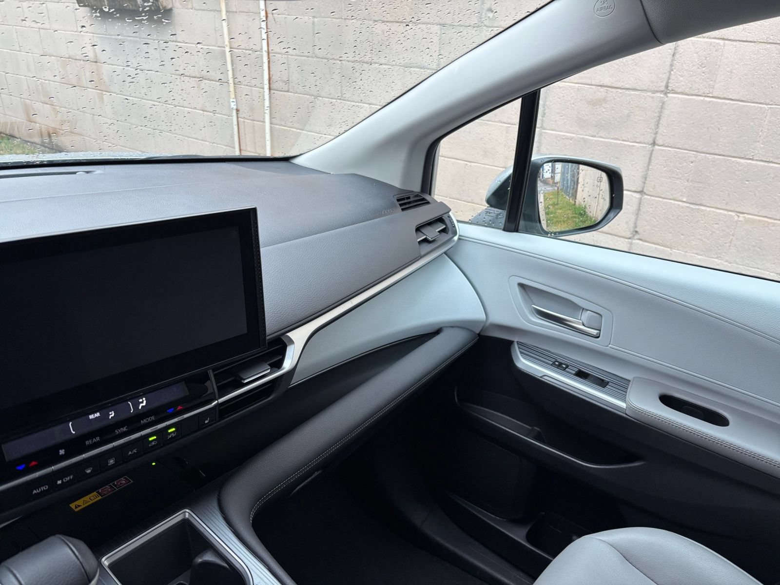 Used 2025 Toyota Sienna XLE FWD image 39