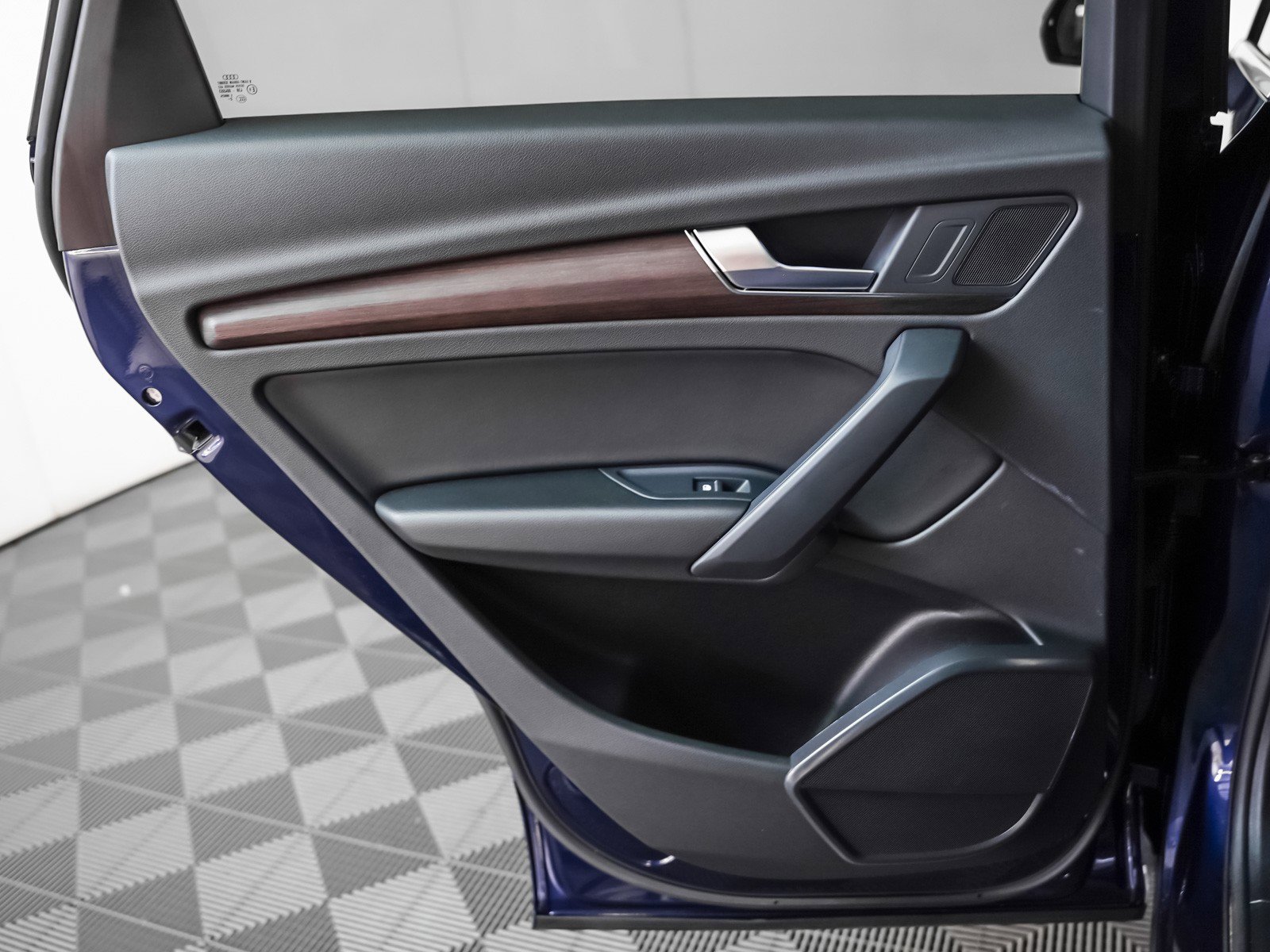 Used 2023 Audi Q5 Premium w/ Convenience Package image 23