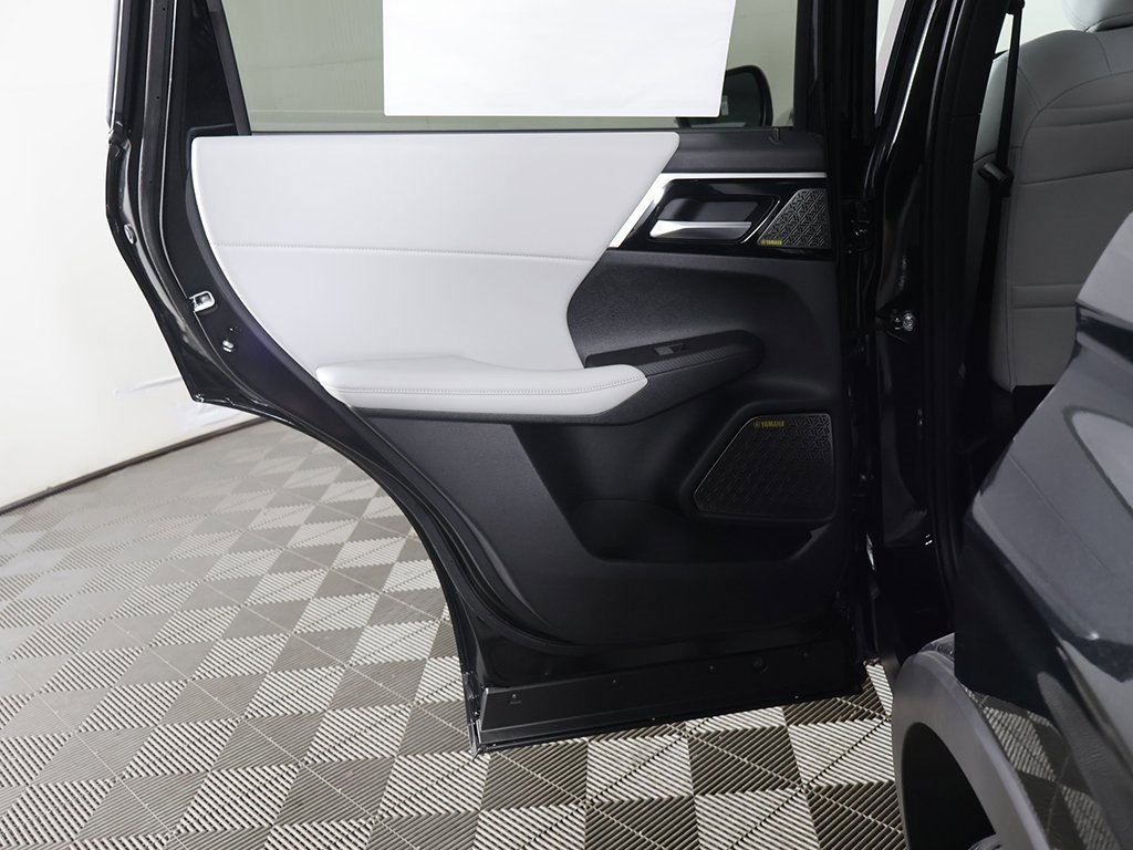 New 2025 Mitsubishi Outlander SE image 29