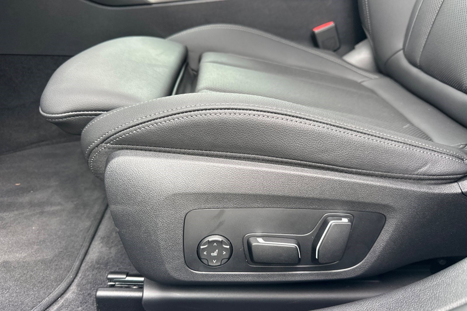 Used 2025 BMW i4 eDrive40 w/ Premium Package image 14