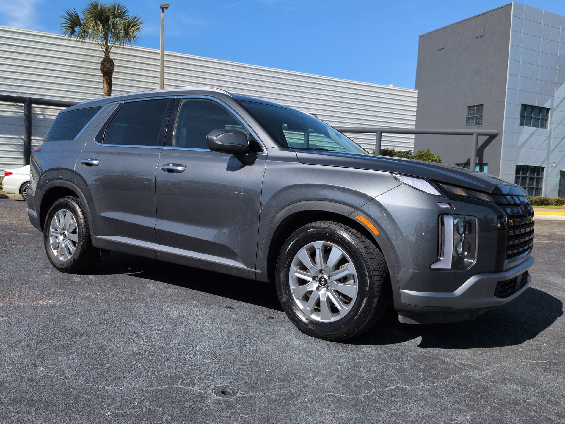 Used 2024 Hyundai Palisade SEL FWD image 2