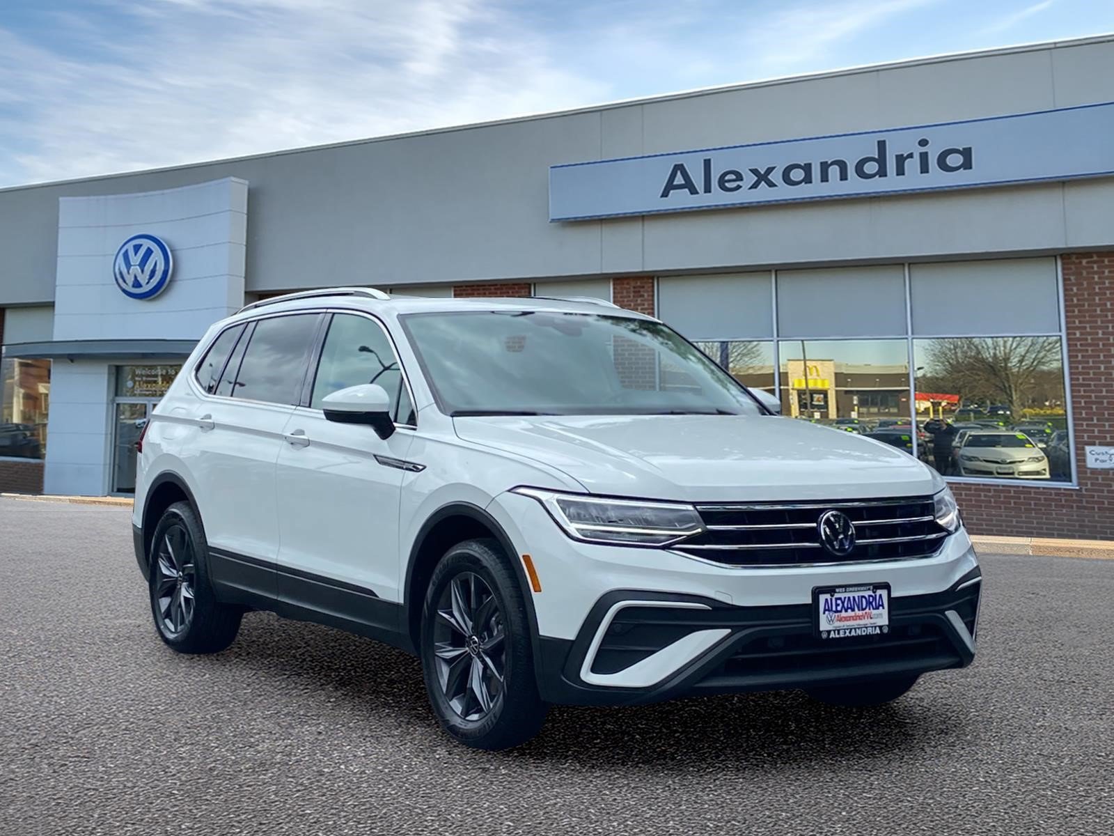 Certified 2024 Volkswagen Tiguan SE w/ Panoramic Sunroof Package FWD image 1