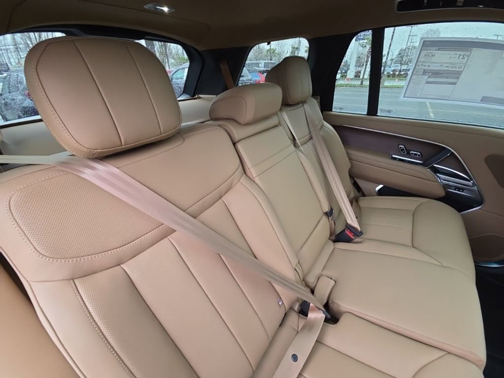 New 2026 Land Rover Range Rover Long Wheelbase SE AWD/4WD image 18