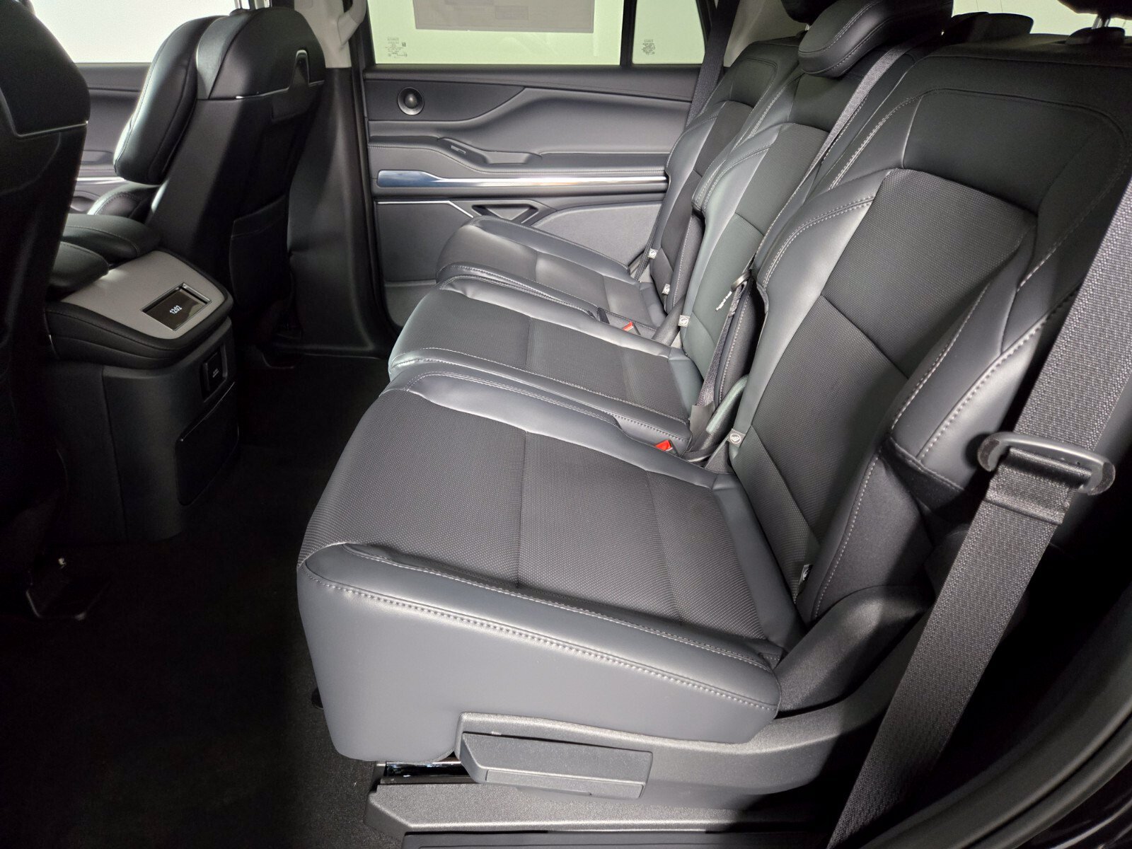 New 2026 Lincoln Navigator Premiere AWD/4WD image 13