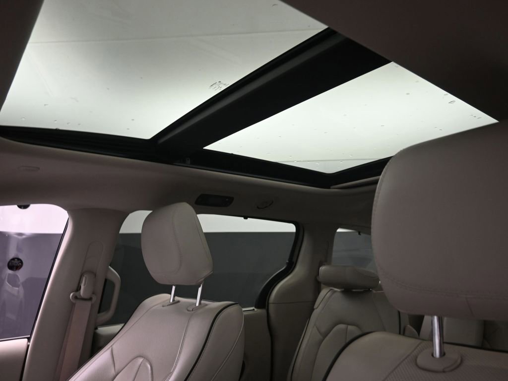Used 2021 Chrysler Pacifica Limited image 21