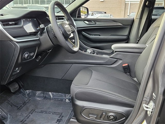 Used 2025 Jeep Grand Cherokee Laredo X image 11