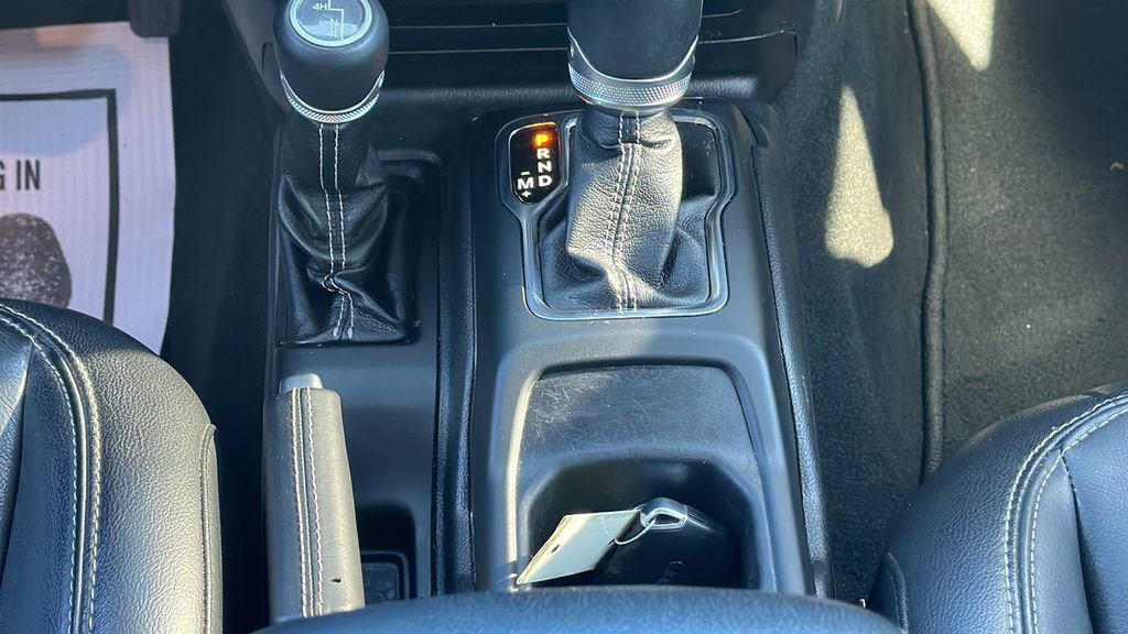 Used 2022 Jeep Wrangler Unlimited Sahara AWD/4WD image 26