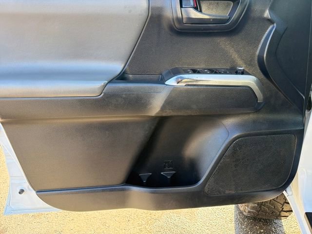 Used 2018 Toyota Tacoma SR5 AWD/4WD image 11