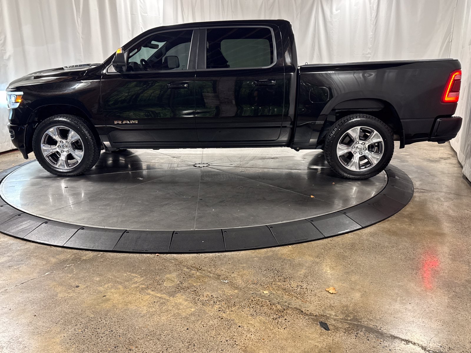 Used 2024 RAM 1500 Laramie AWD/4WD image 8