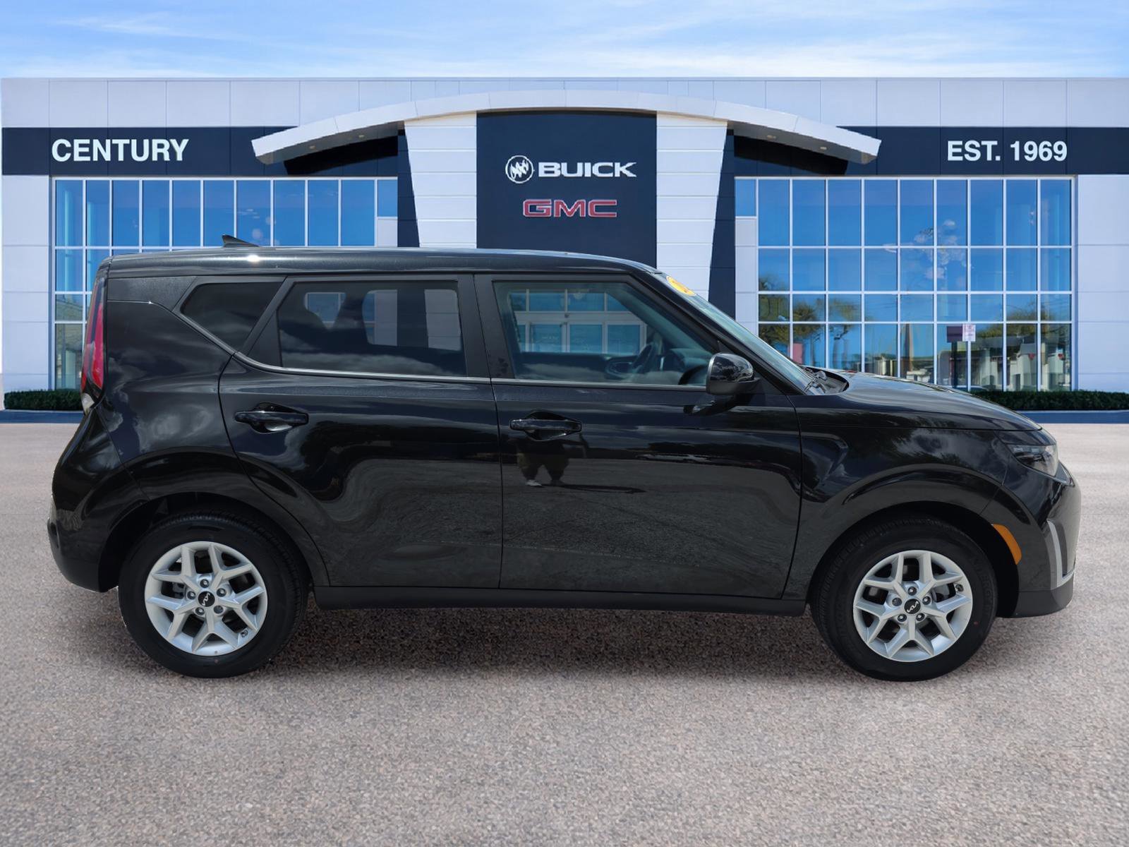 Used 2025 Kia Soul LX FWD image 3