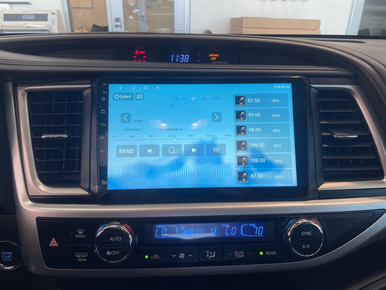 Used 2019 Toyota Highlander XLE FWD image 12