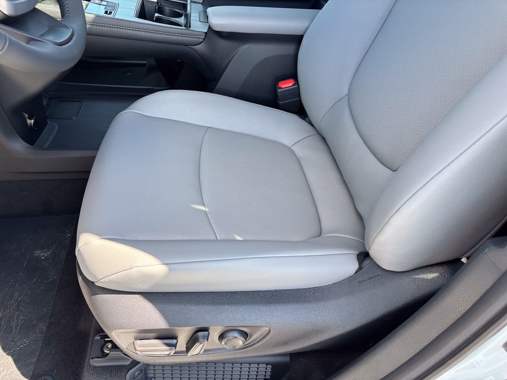 New 2026 Toyota Sienna XLE AWD/4WD image 15