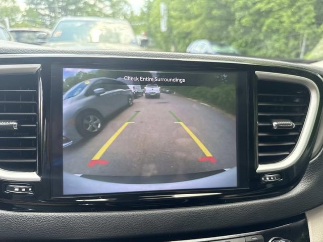 Used 2024 Chrysler Pacifica Touring-L FWD image 26
