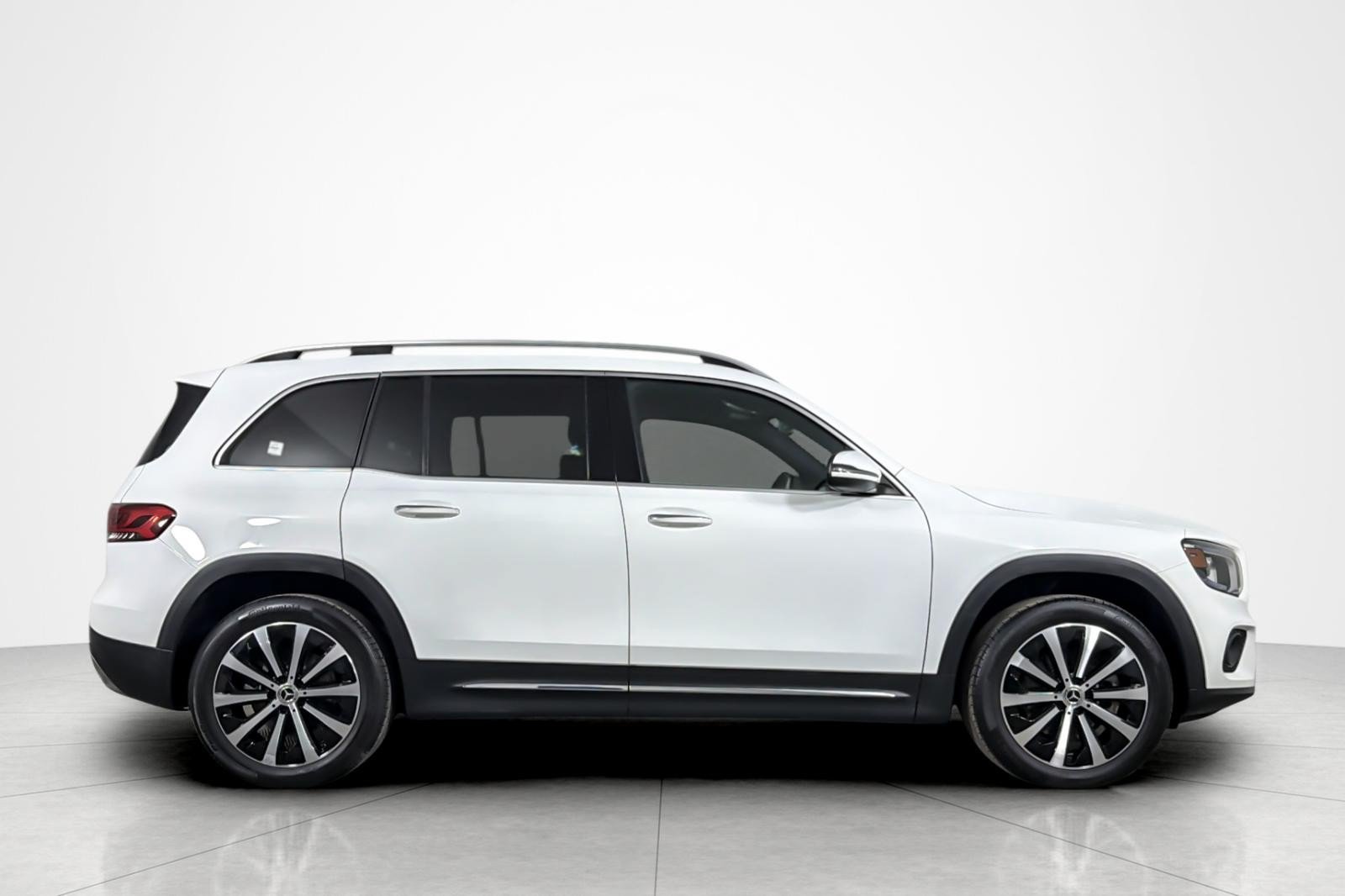 Used 2022 Mercedes-Benz GLB 250 w/ Premium Package Lite image 6