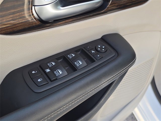 Used 2024 Chrysler Pacifica Limited image 23