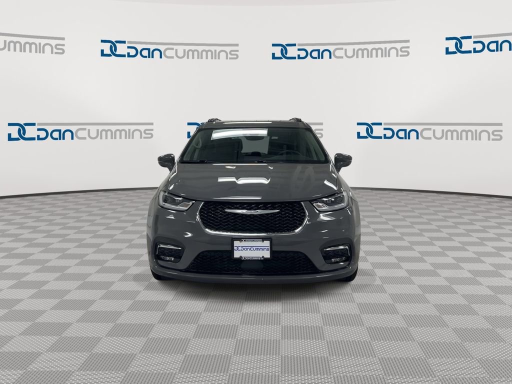 Used 2022 Chrysler Pacifica Touring-L image 3