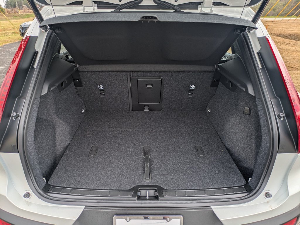 New 2026 Volvo XC40 B4 Plus w/ Climate Package FWD image 13
