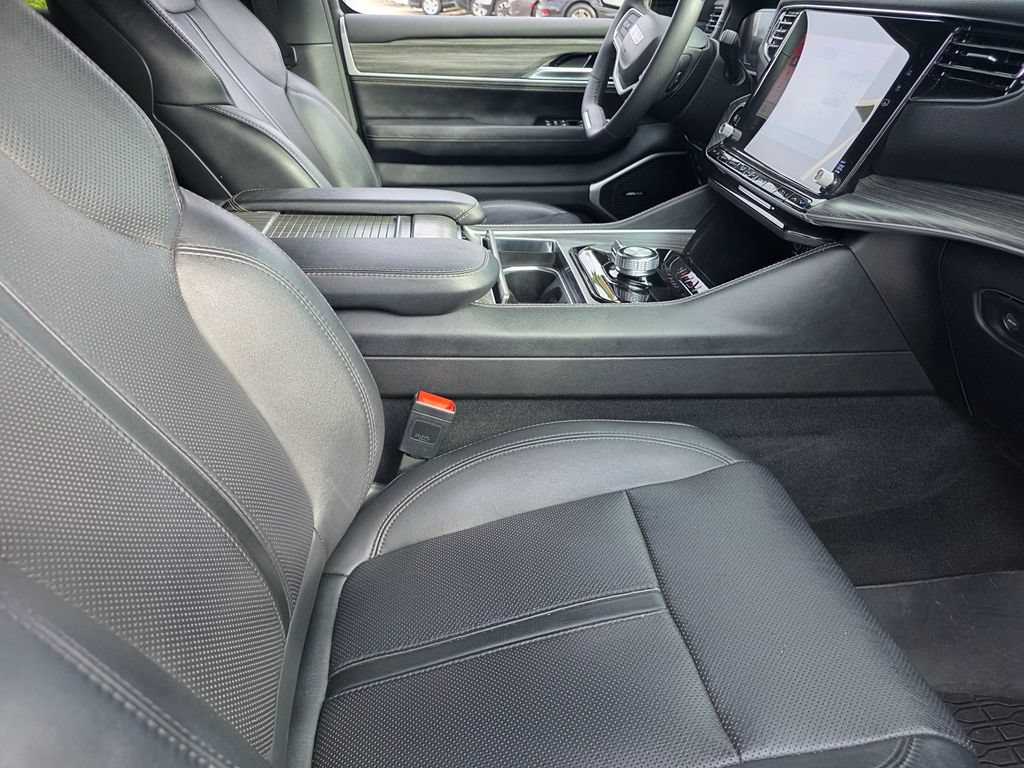 Used 2024 Jeep Wagoneer L Series II w/ Flexible Seating Group AWD/4WD image 23
