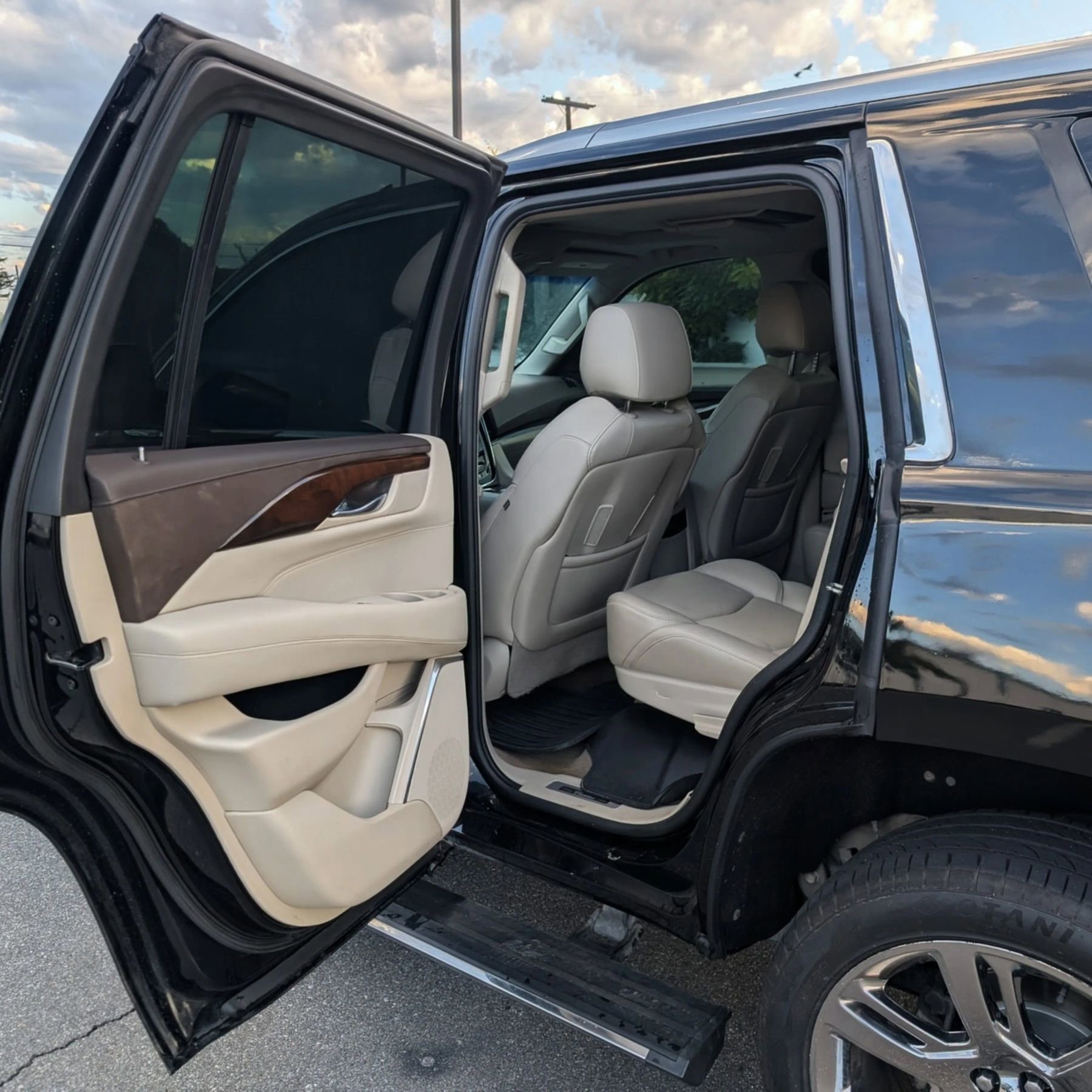 Used 2017 Cadillac Escalade Premium Luxury image 28