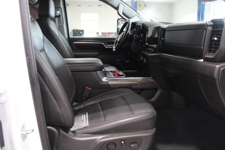 Used 2025 Chevrolet Silverado 2500 LTZ w/ LTZ Premium Package AWD/4WD image 16