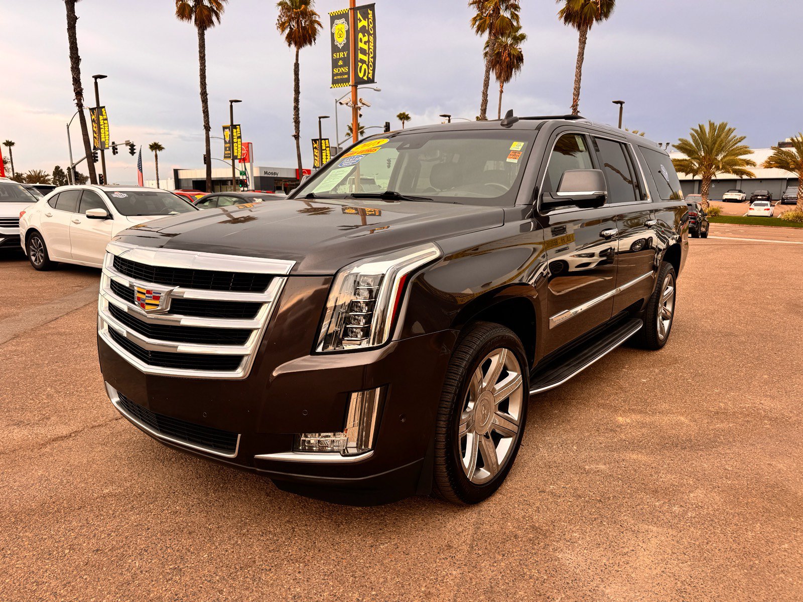 Used 2018 Cadillac Escalade ESV Luxury AWD/4WD image 3
