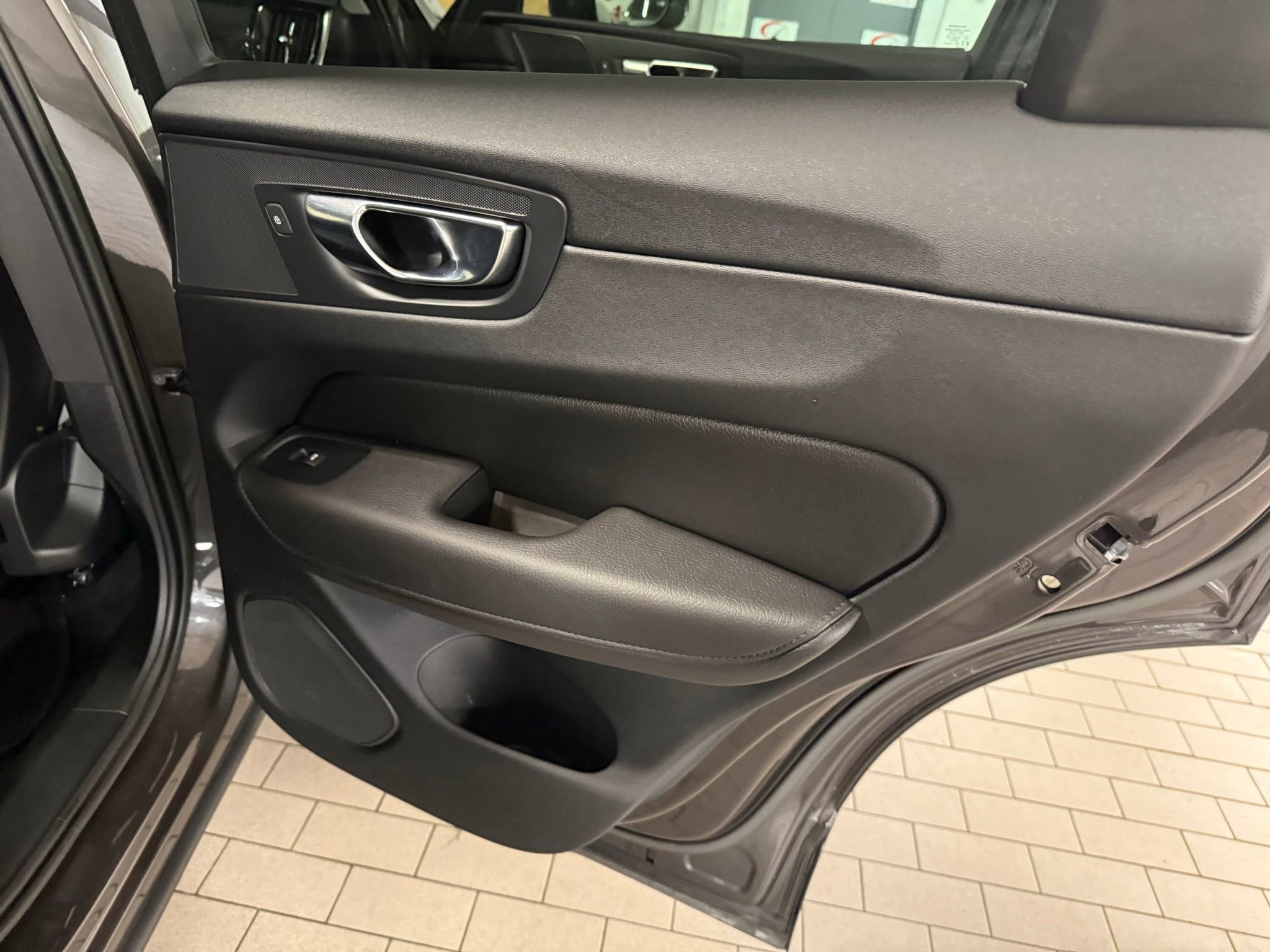 Used 2022 Volvo XC60 B5 Momentum w/ Climate Package image 22