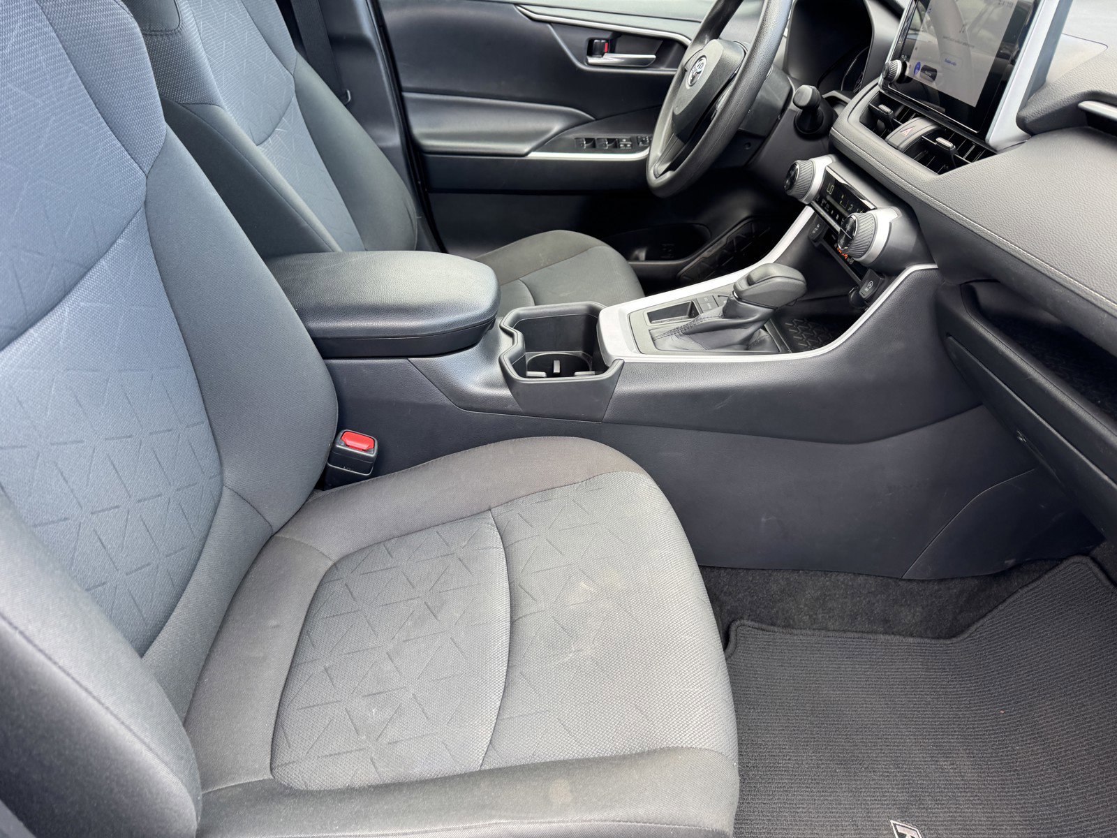 Used 2024 Toyota RAV4 XLE FWD image 8