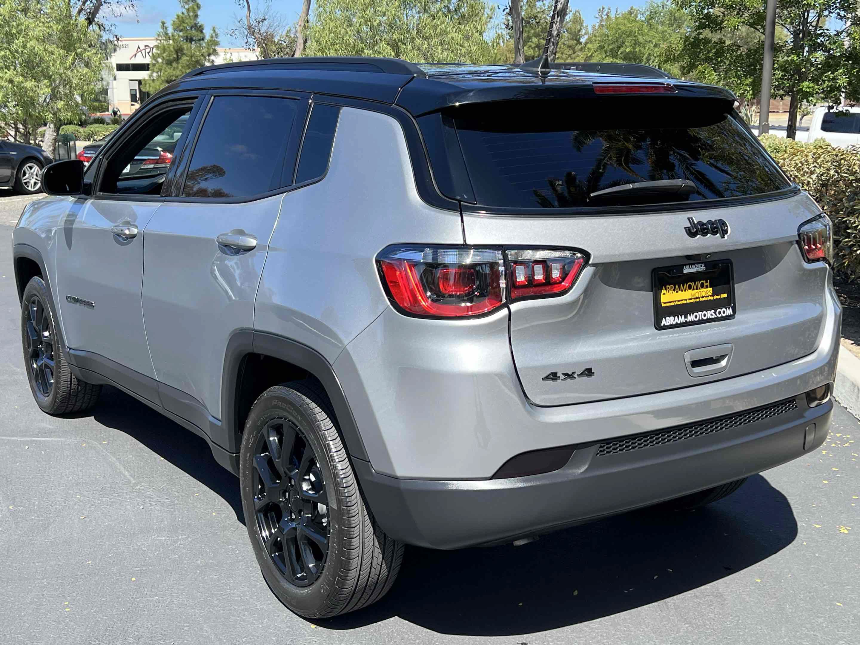 Used 2023 Jeep Compass Latitude AWD/4WD image 2