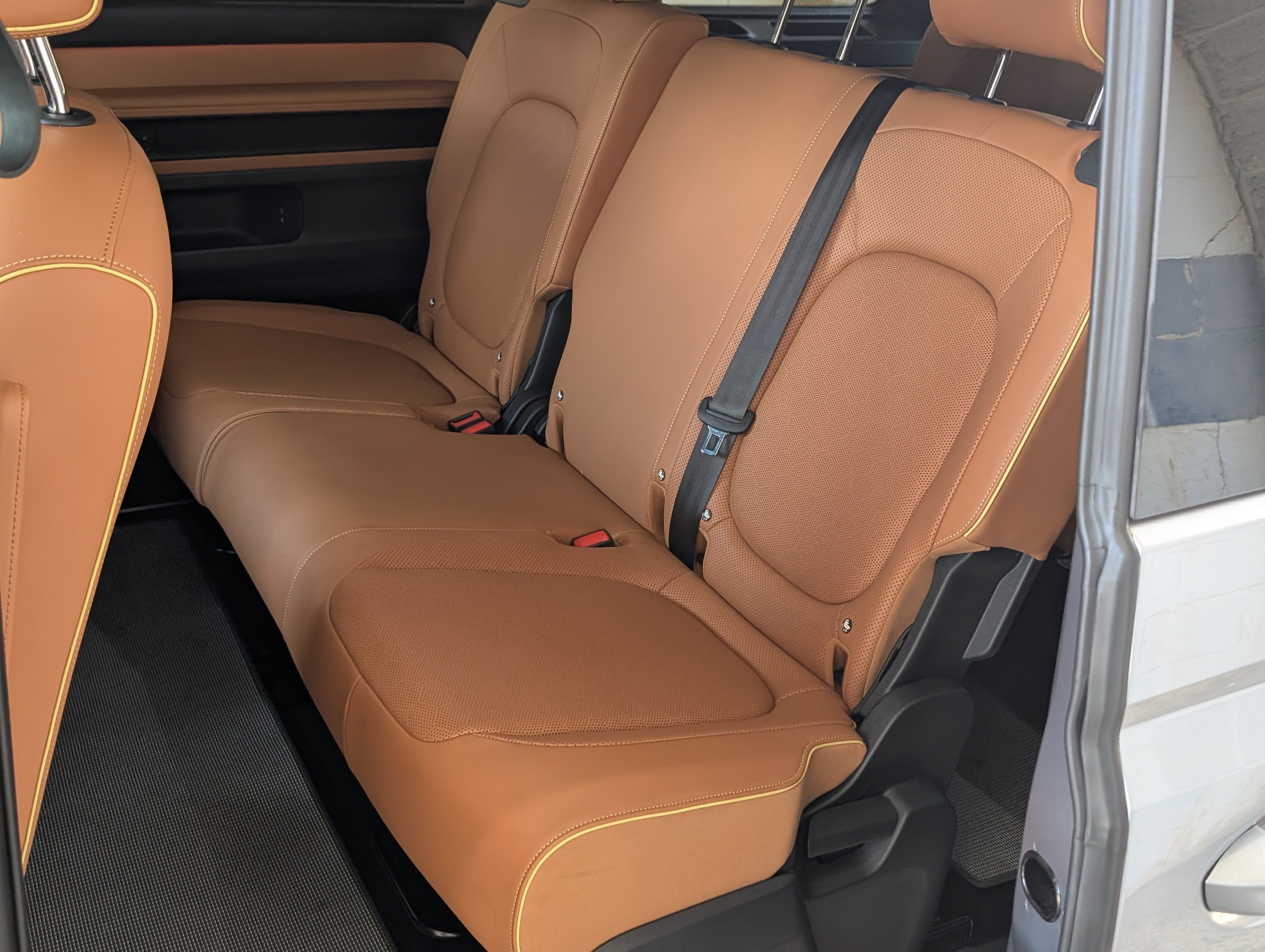 Used 2025 Volkswagen ID. Buzz Pro S Plus RWD image 18
