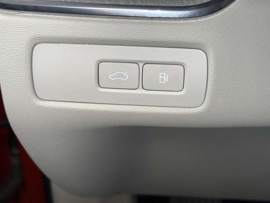 Used 2024 Volvo XC60 T8 Plus w/ Protection Package Premier image 27