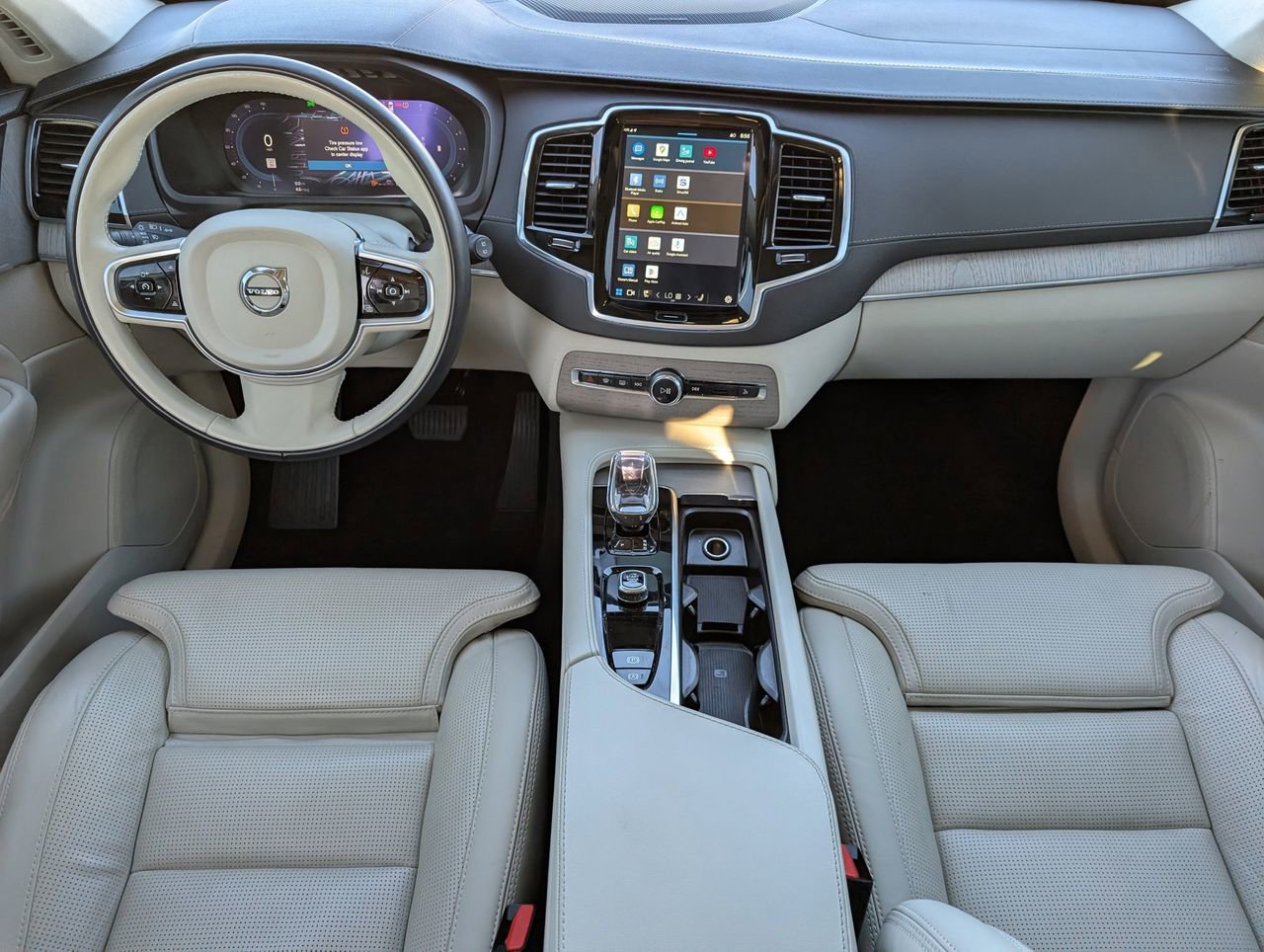 Used 2025 Volvo XC90 B6 Ultra w/ Lounge Package image 9