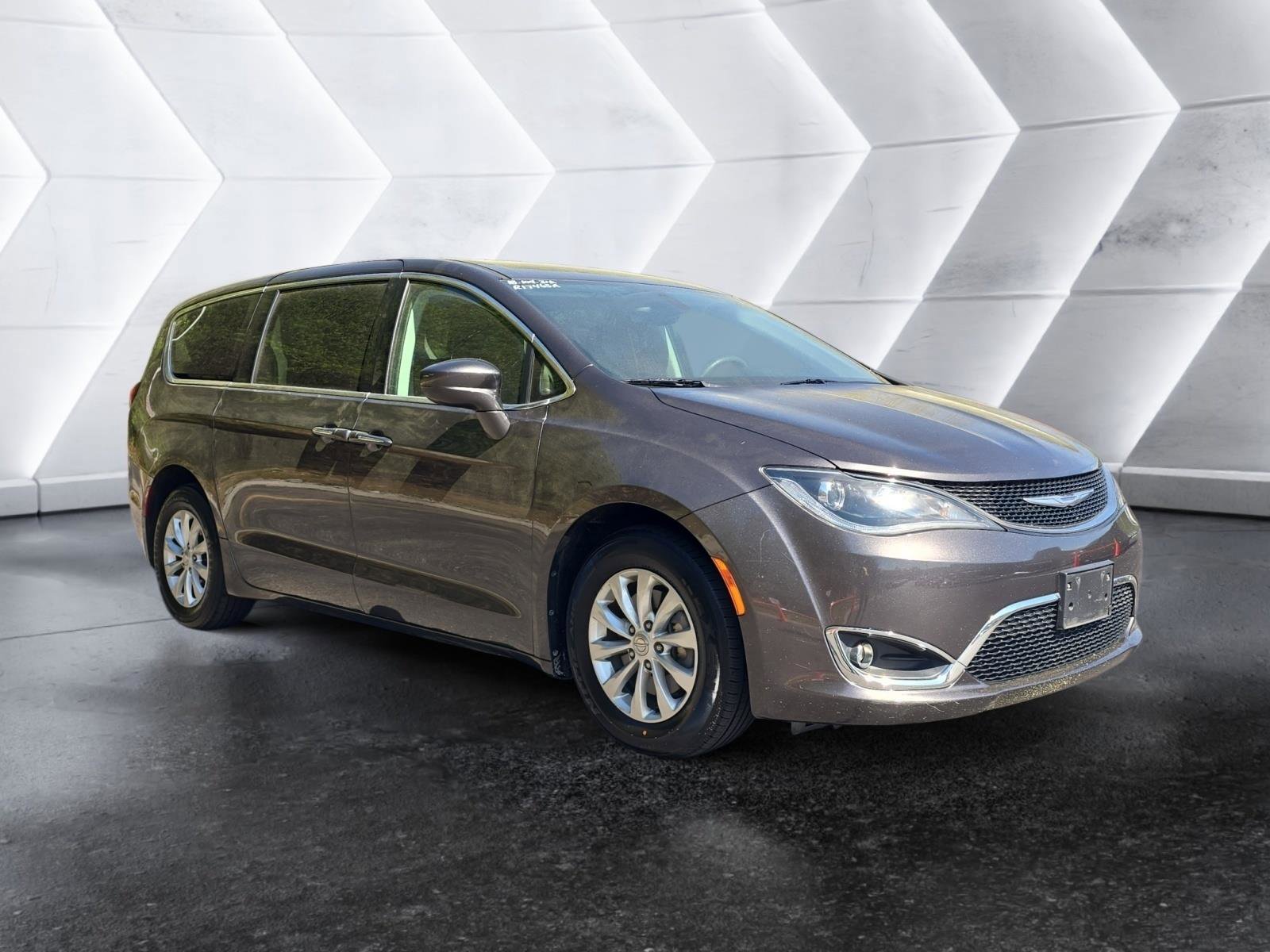 Used 2018 Chrysler Pacifica Touring Plus image 7