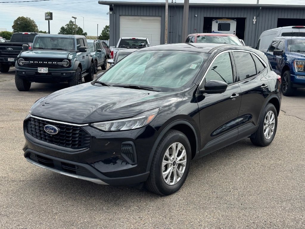 Certified 2023 Ford Escape Active w/ Tech Pack #2 AWD/4WD image 2