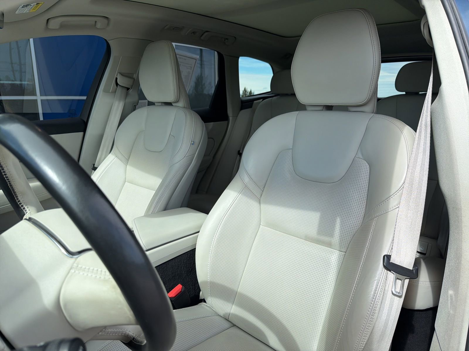 Used 2024 Volvo XC60 B5 Ultimate w/ Protection Package Premier image 18