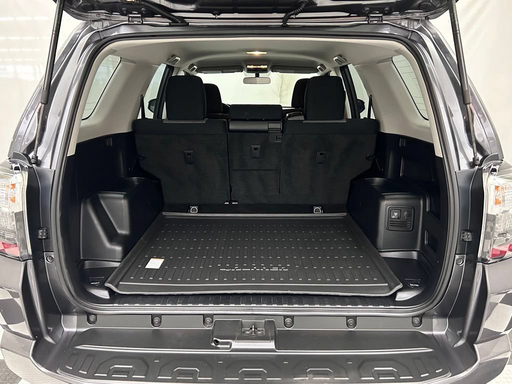 Used 2018 Toyota 4Runner SR5 AWD/4WD image 9