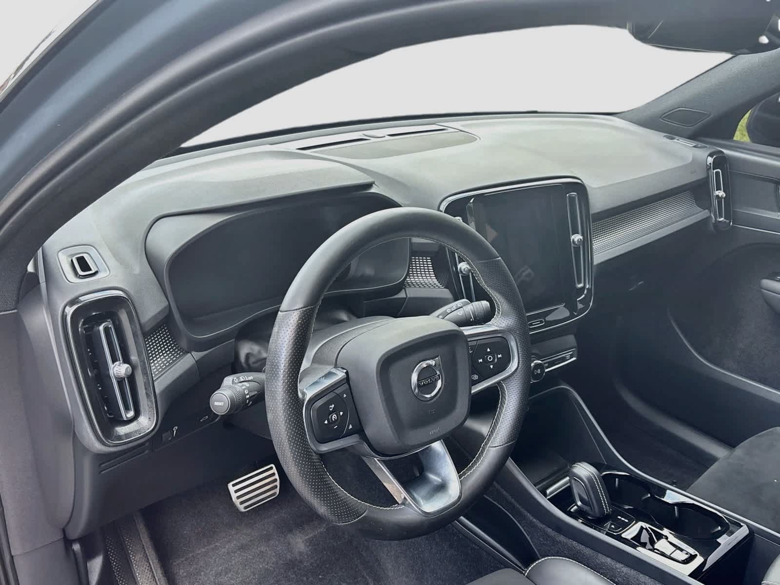Used 2021 Volvo XC40 T5 R-Design w/ Climate Package AWD/4WD image 9