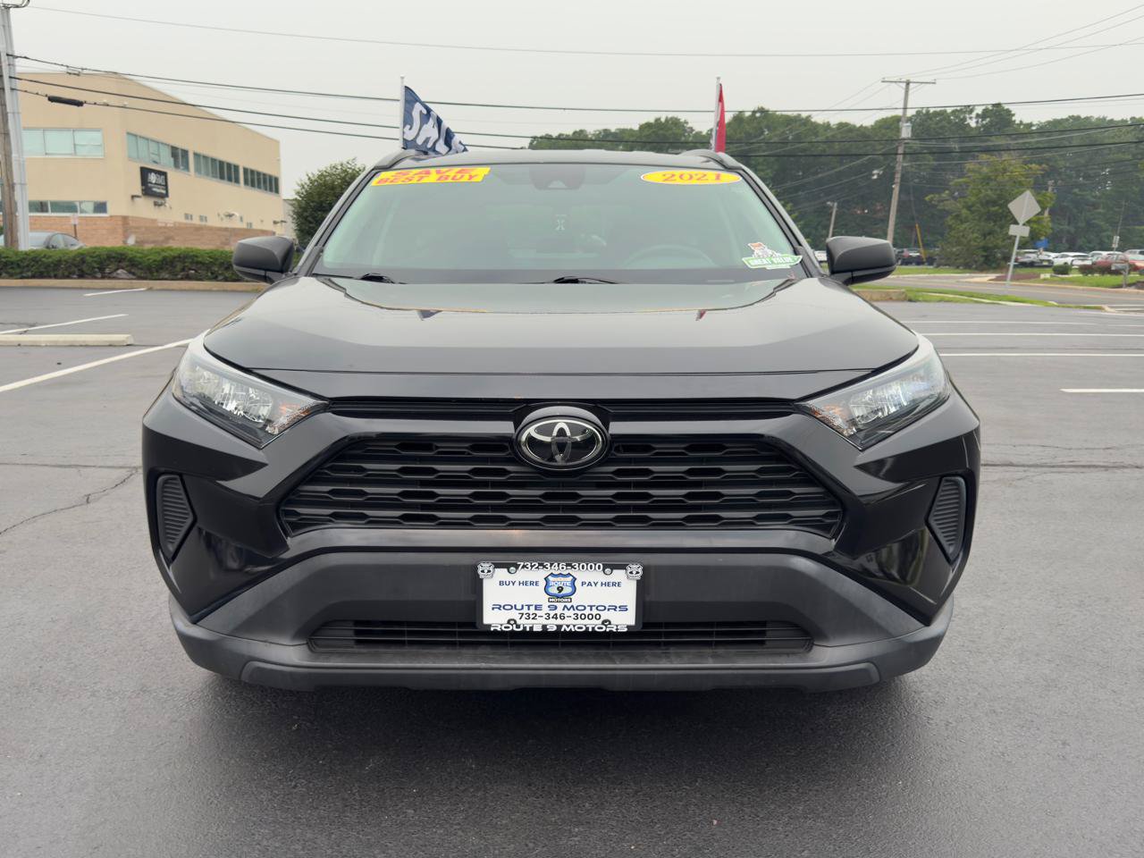 Used 2021 Toyota RAV4 LE AWD/4WD image 2