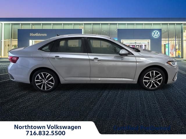 Certified 2025 Volkswagen Jetta SE FWD image 2