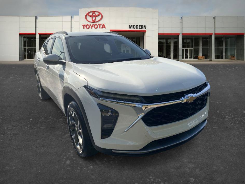 Used 2025 Chevrolet Trax LT w/ LT Convenience Package FWD image 3