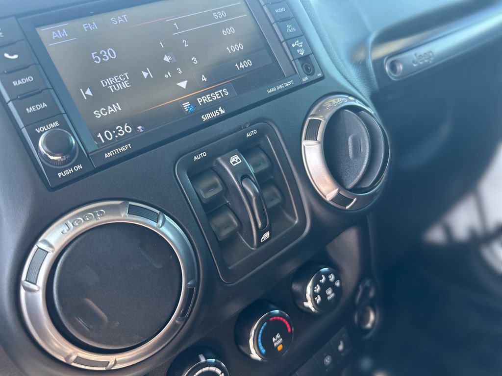 Used 2018 Jeep Wrangler Unlimited Sahara AWD/4WD image 15