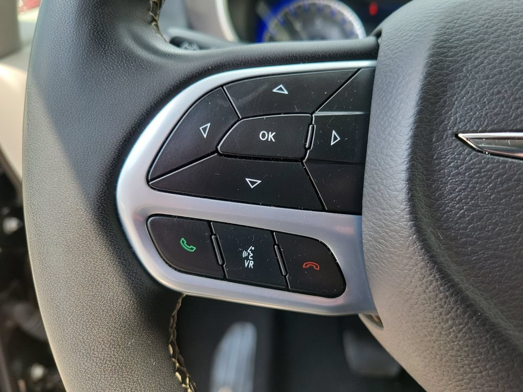 Used 2023 Chrysler Pacifica Touring-L FWD image 25