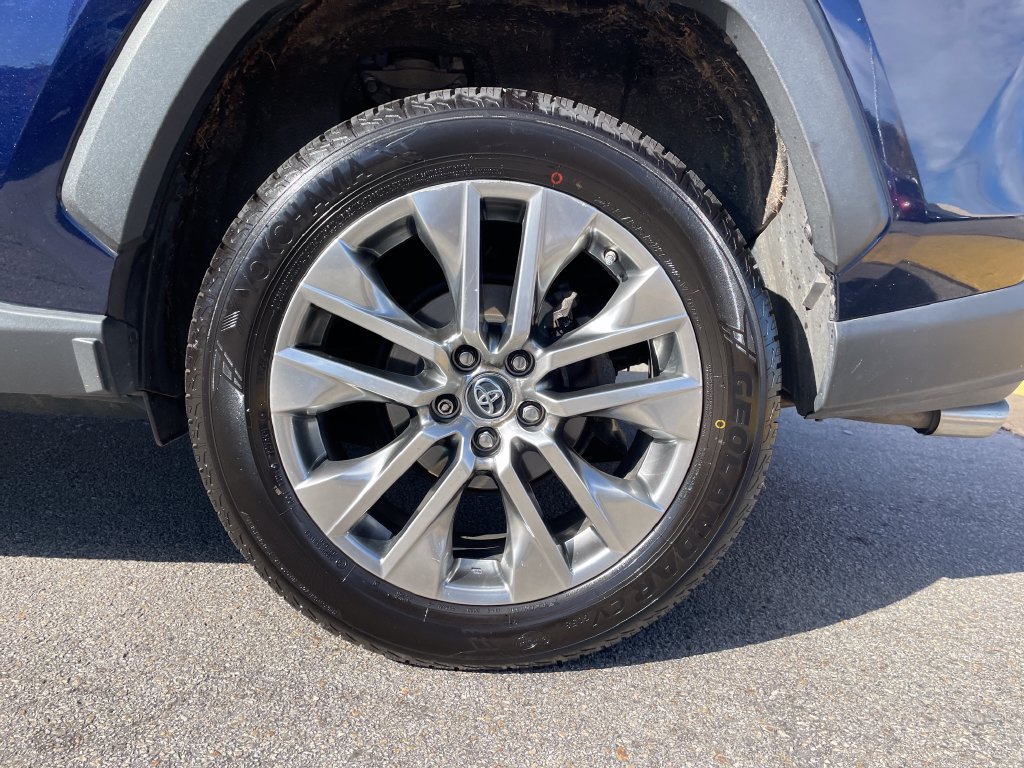 Used 2019 Toyota RAV4 XLE Premium AWD/4WD image 10