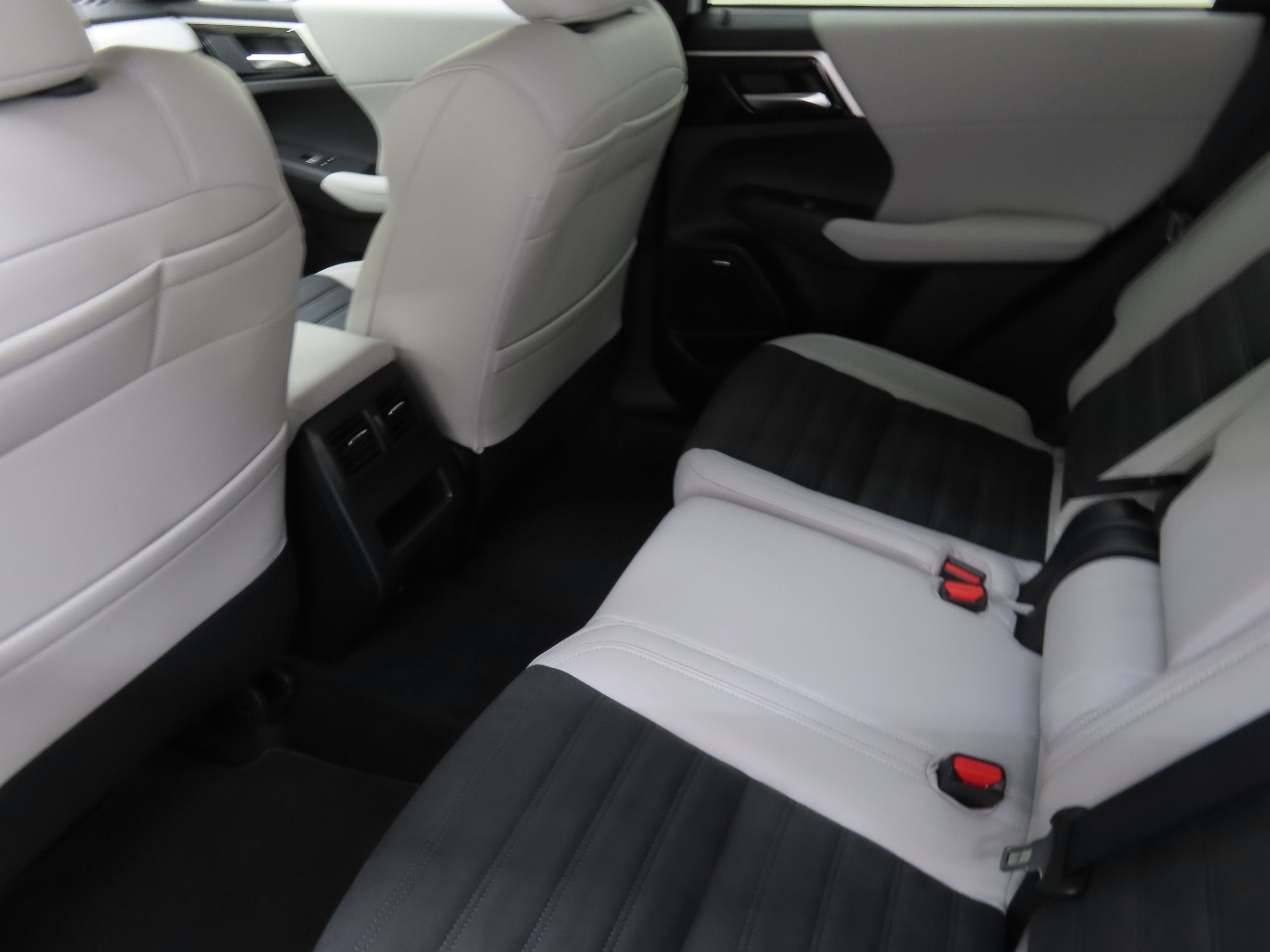 New 2025 Mitsubishi Outlander SE image 18