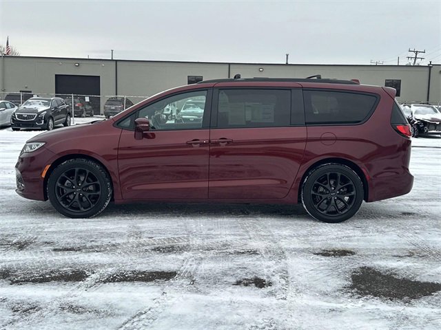 Used 2021 Chrysler Pacifica Touring-L w/ Uconnect Theater Family Group image 10
