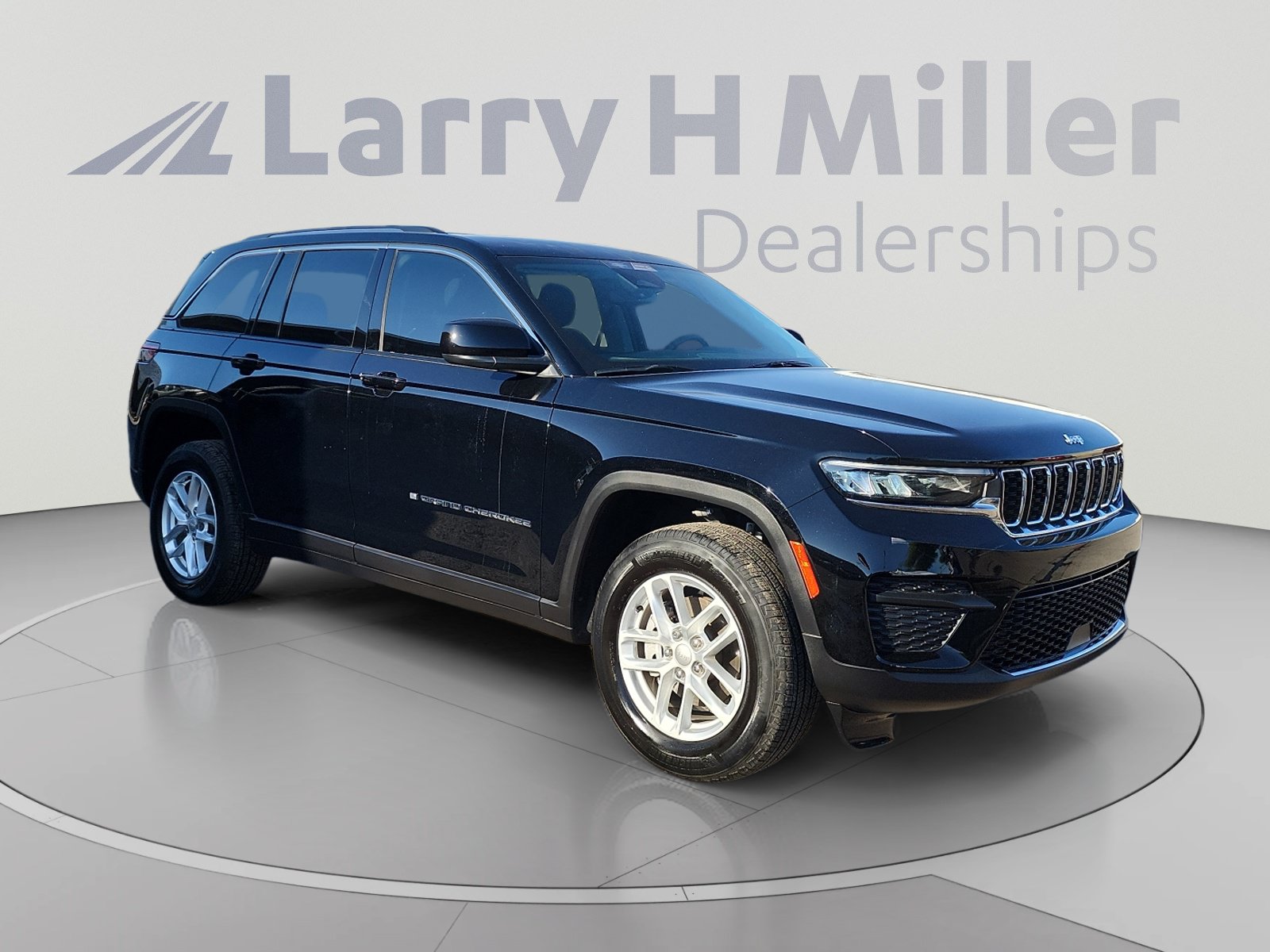 Used 2023 Jeep Grand Cherokee Laredo w/ Luxury Tech Group I RWD image 7