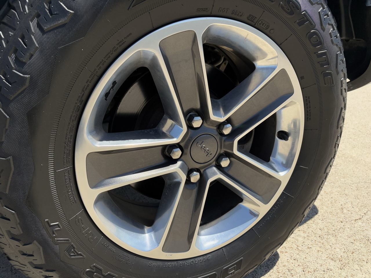 Used 2018 Jeep Wrangler Unlimited Sahara w/ Uconnect 4C Nav & Sound Group AWD/4WD image 11
