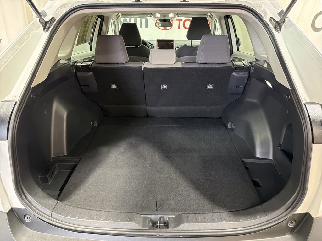 Used 2025 Toyota RAV4 XLE AWD/4WD image 18