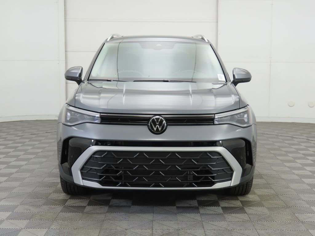 Used 2025 Volkswagen Taos SE w/ Panoramic Sunroof Package FWD image 2
